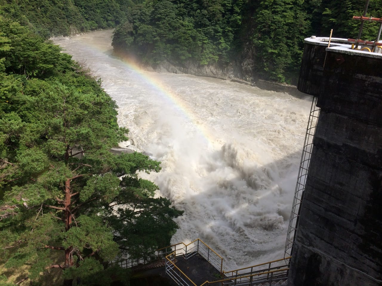 ダムの水門を全開放