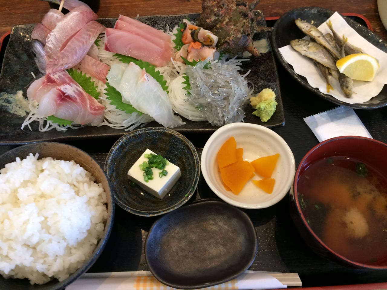 「めしや」の刺身定食