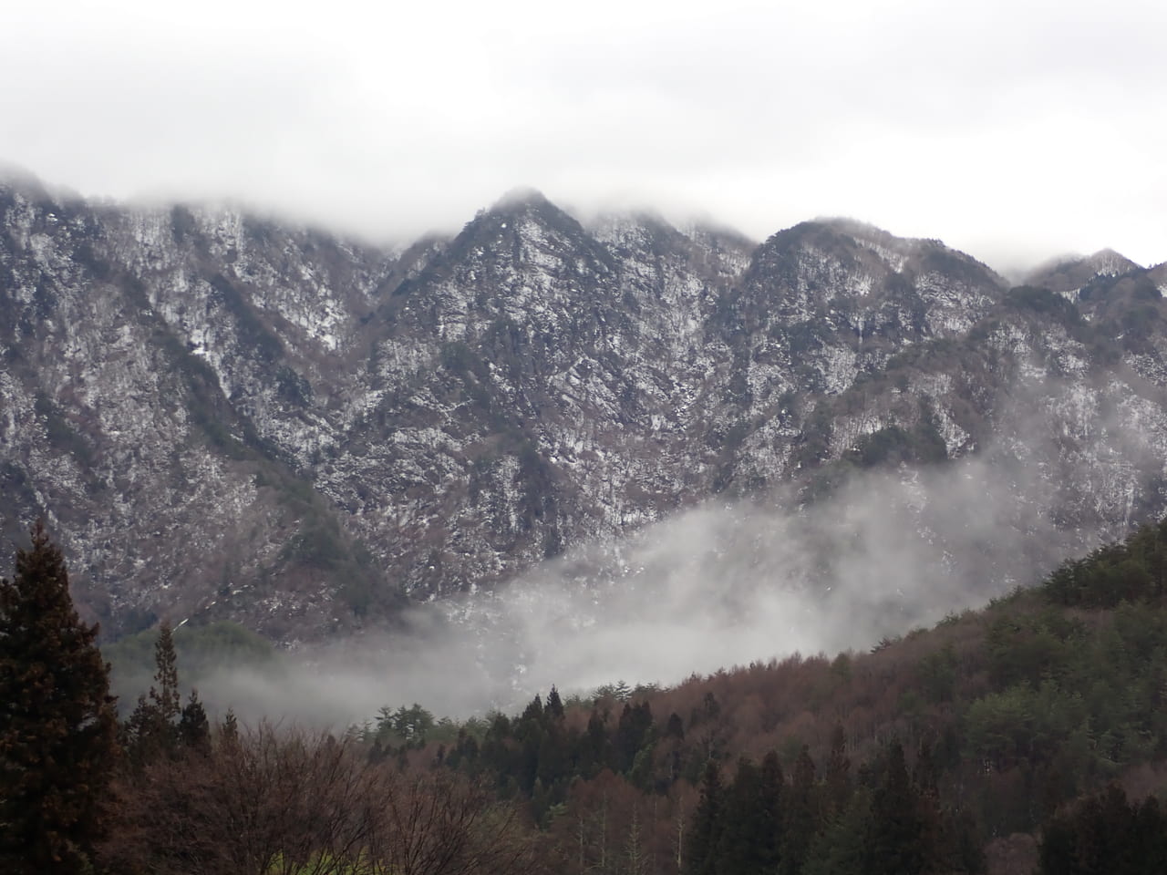 店から見える独鈷山