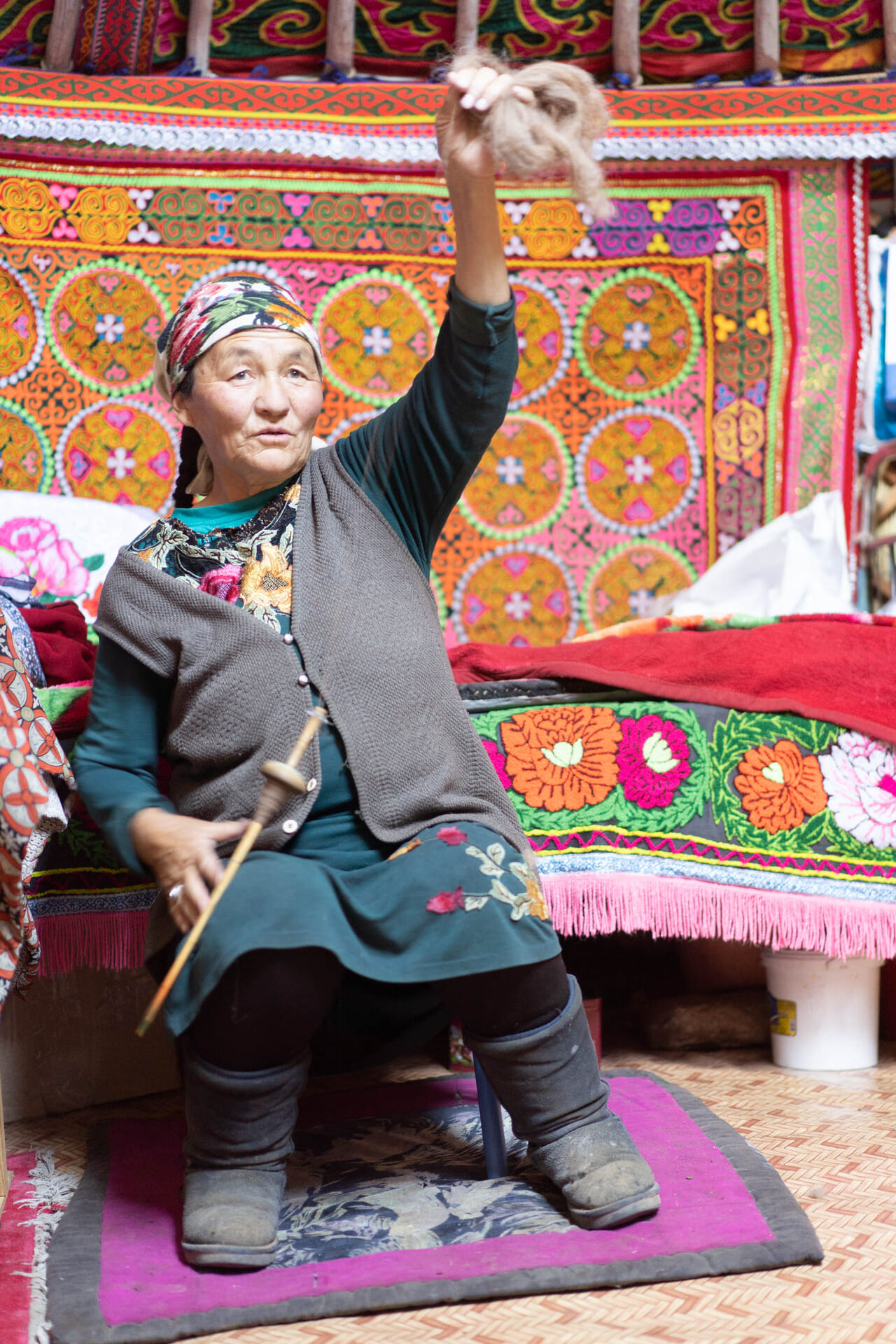 写真7　ラクダの糸を紡ぐカザフ人女性