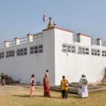 ルンビニの中心部にあるブッダ生誕地・マーヤー聖堂（Maya Devi Temple）