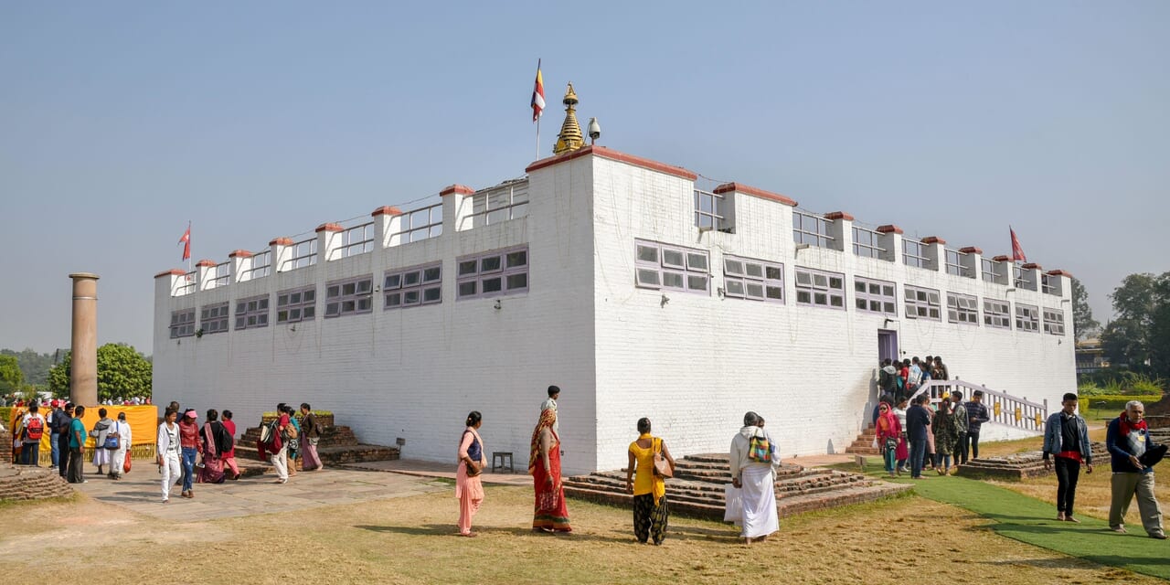 ルンビニの中心部にあるブッダ生誕地・マーヤー聖堂（Maya Devi Temple）