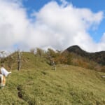 山伏さんとともに釈迦ヶ岳のピークをめざす（2022年秋）