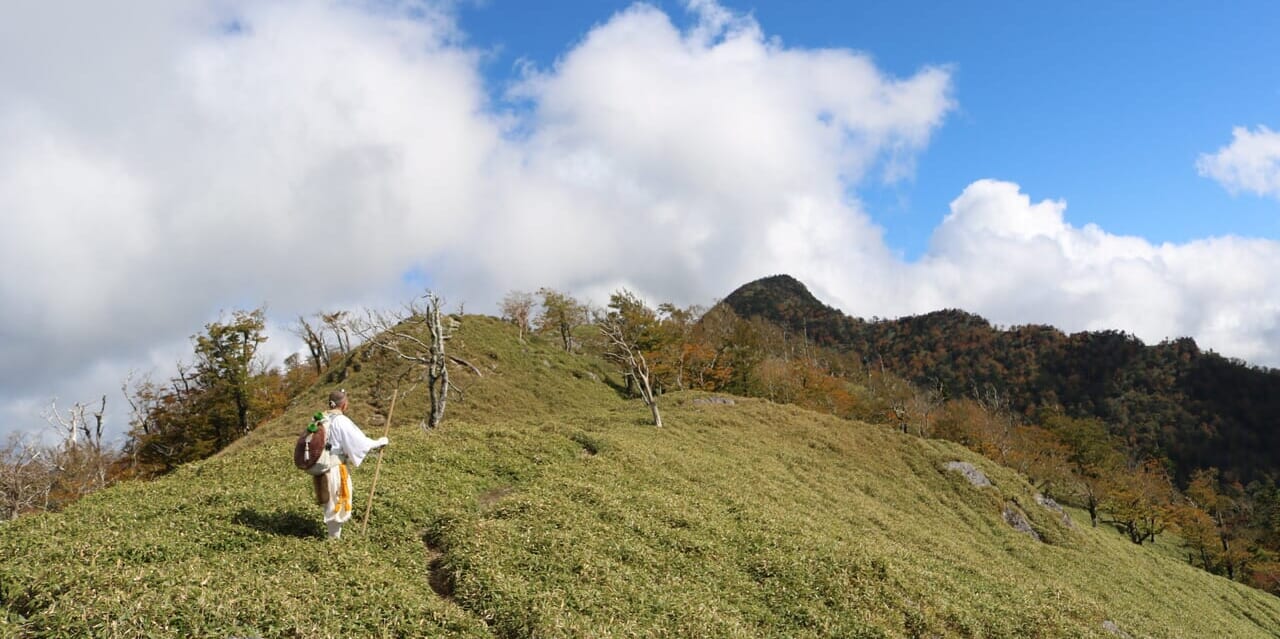 山伏さんとともに釈迦ヶ岳のピークをめざす（2022年秋）