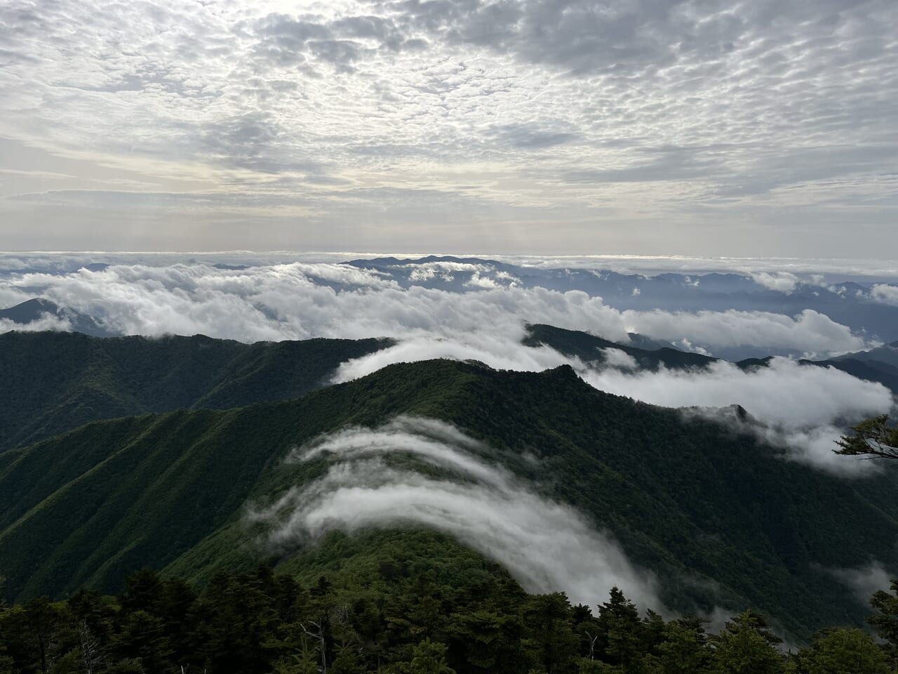 大峯奥駈道の尾根道を雲がまたいでいく