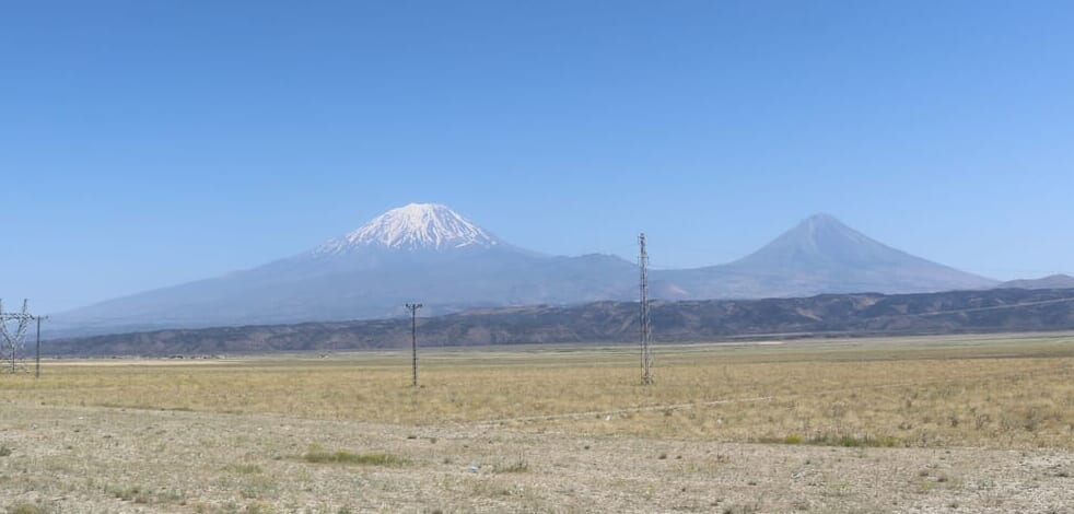 トルコ（南）側からみたアララット山　7月撮影