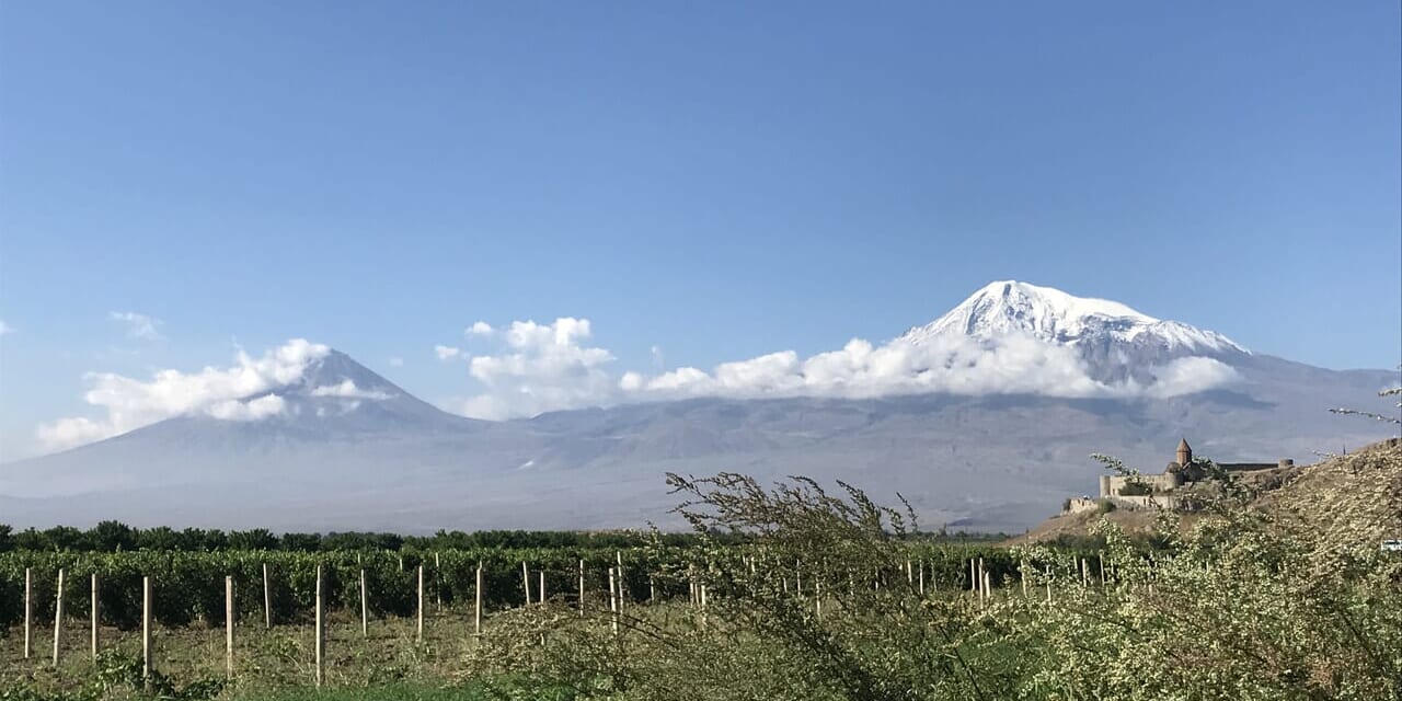 アルメニア（北）側からみたアララット山　9月撮影