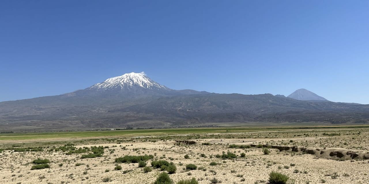 ドゥバヤジットから望むアララット山