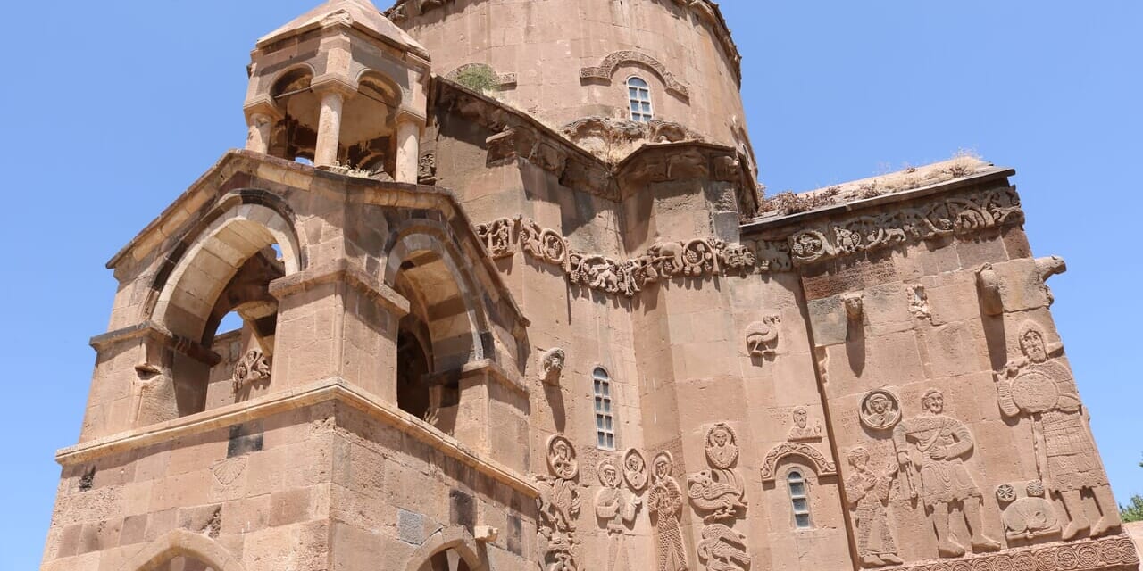ワン湖に浮かぶアクダマル島に残る9世紀創建のアルメニア教会