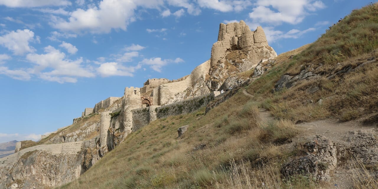 ワン城は巨大な岩山が要塞と化している
