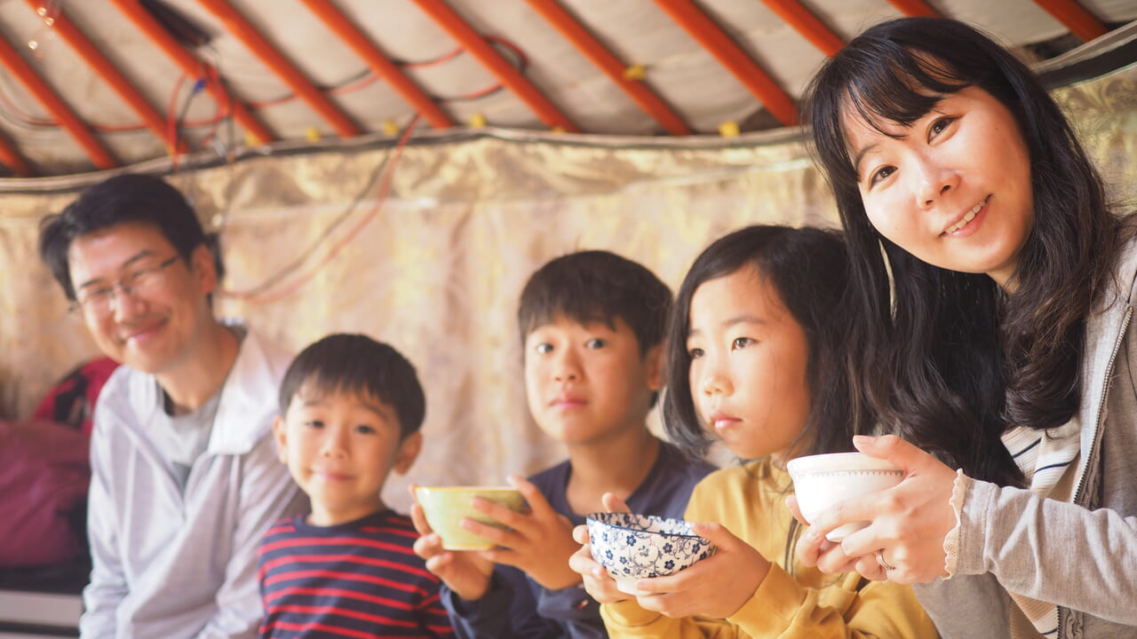 遊牧民のお宅で頂いたスーテーツァエ（塩入りミルクティ）で一息