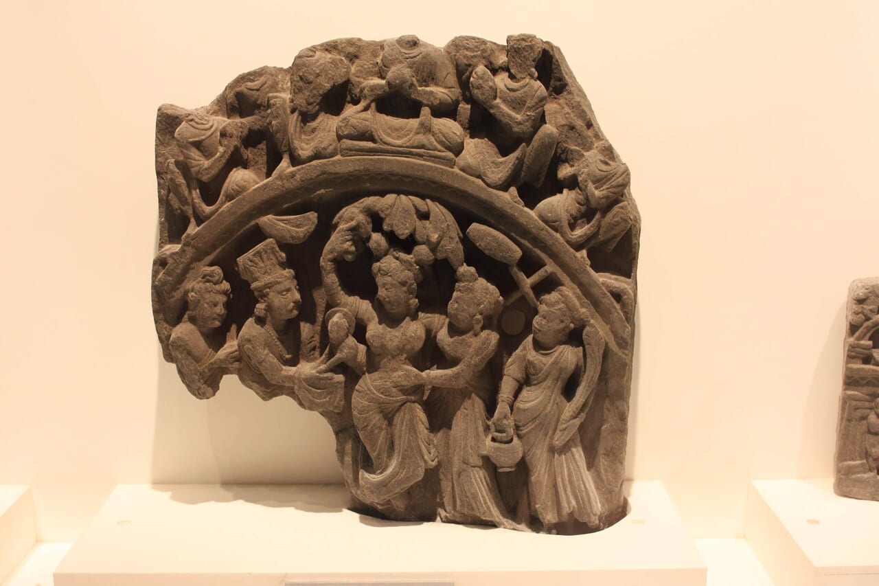 マーヤ夫人の脇から生まれたお釈迦様（コルカタ・インド博物館