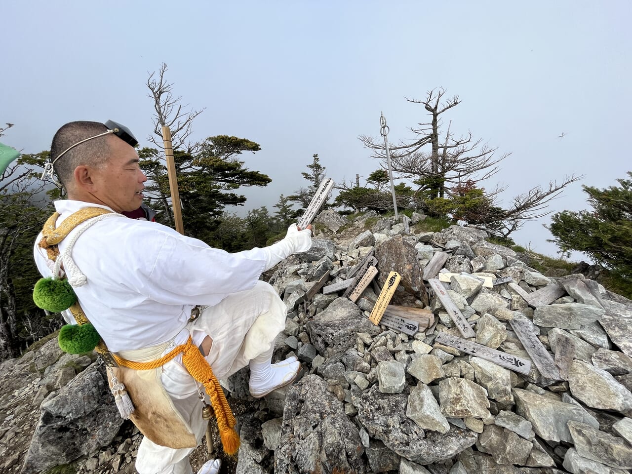 八経ヶ岳山頂で碑伝を読む上野さん