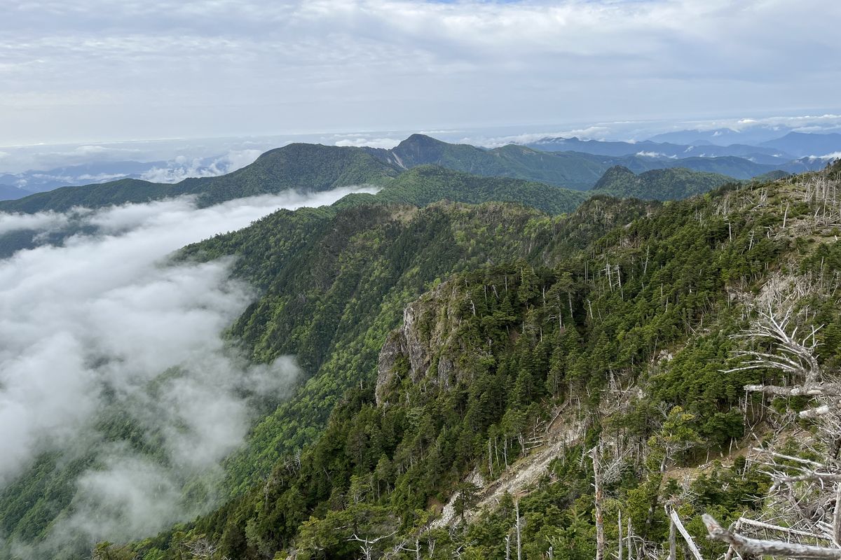 八経ヶ岳山頂から熊野方面を望む　釈迦ヶ岳が見える