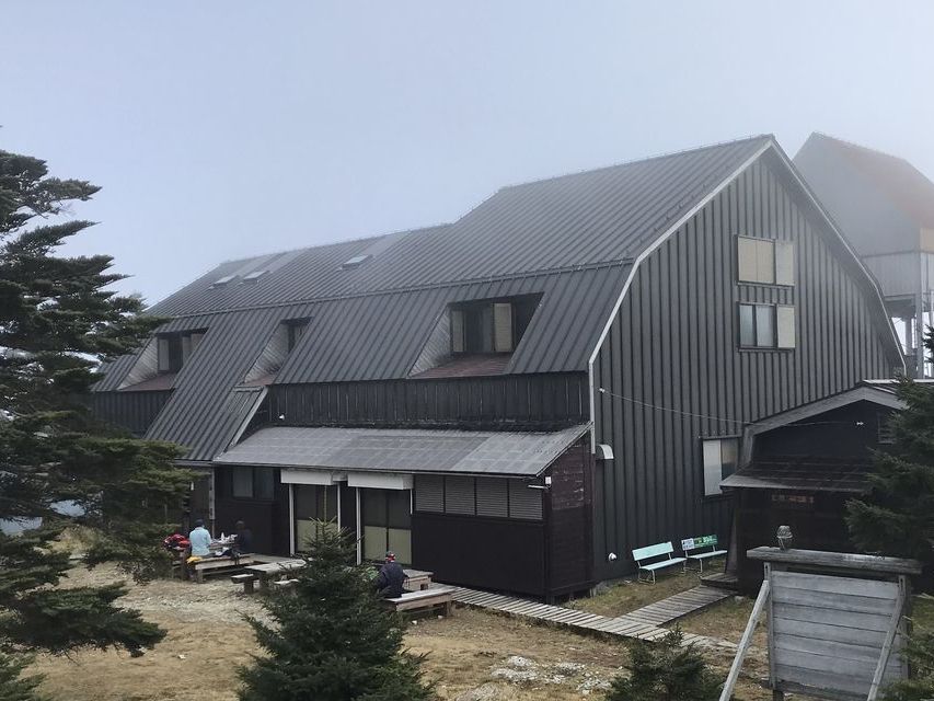 弥山山頂に立つ弥山小屋（外観）