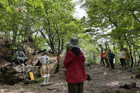 聖宝の宿で行を行う・山伏ガイド上野さん