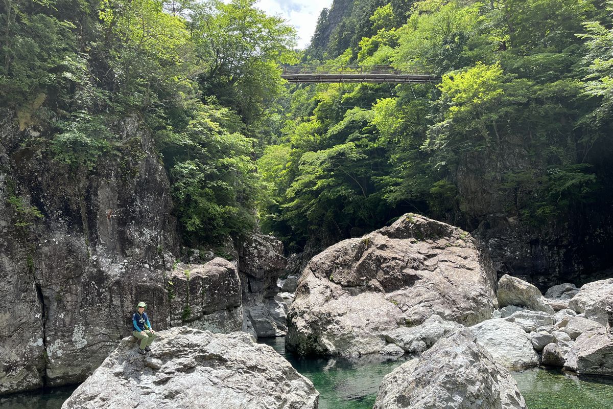 みたらい渓谷の河原で思いもいの場所でランチタイム