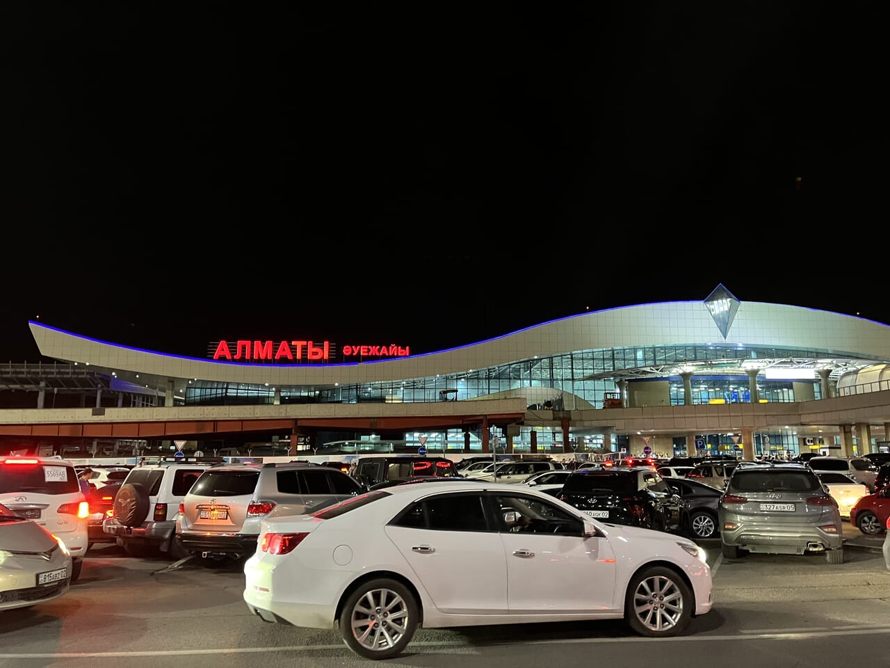 深夜、アルマトイ空港に到着