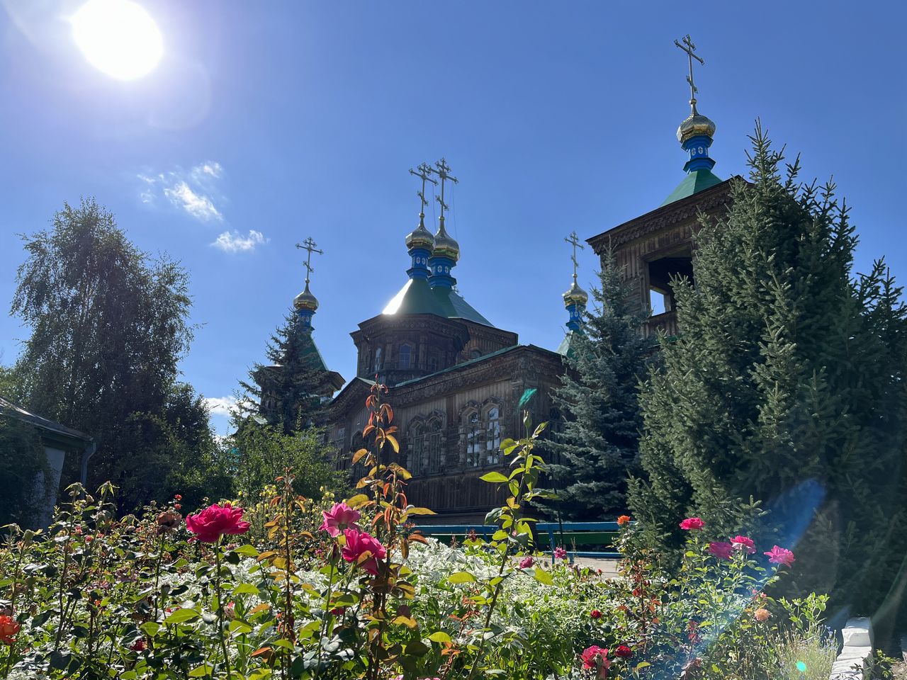 天山の奥地にあるロシア正教会、木造というのが落ち着きます