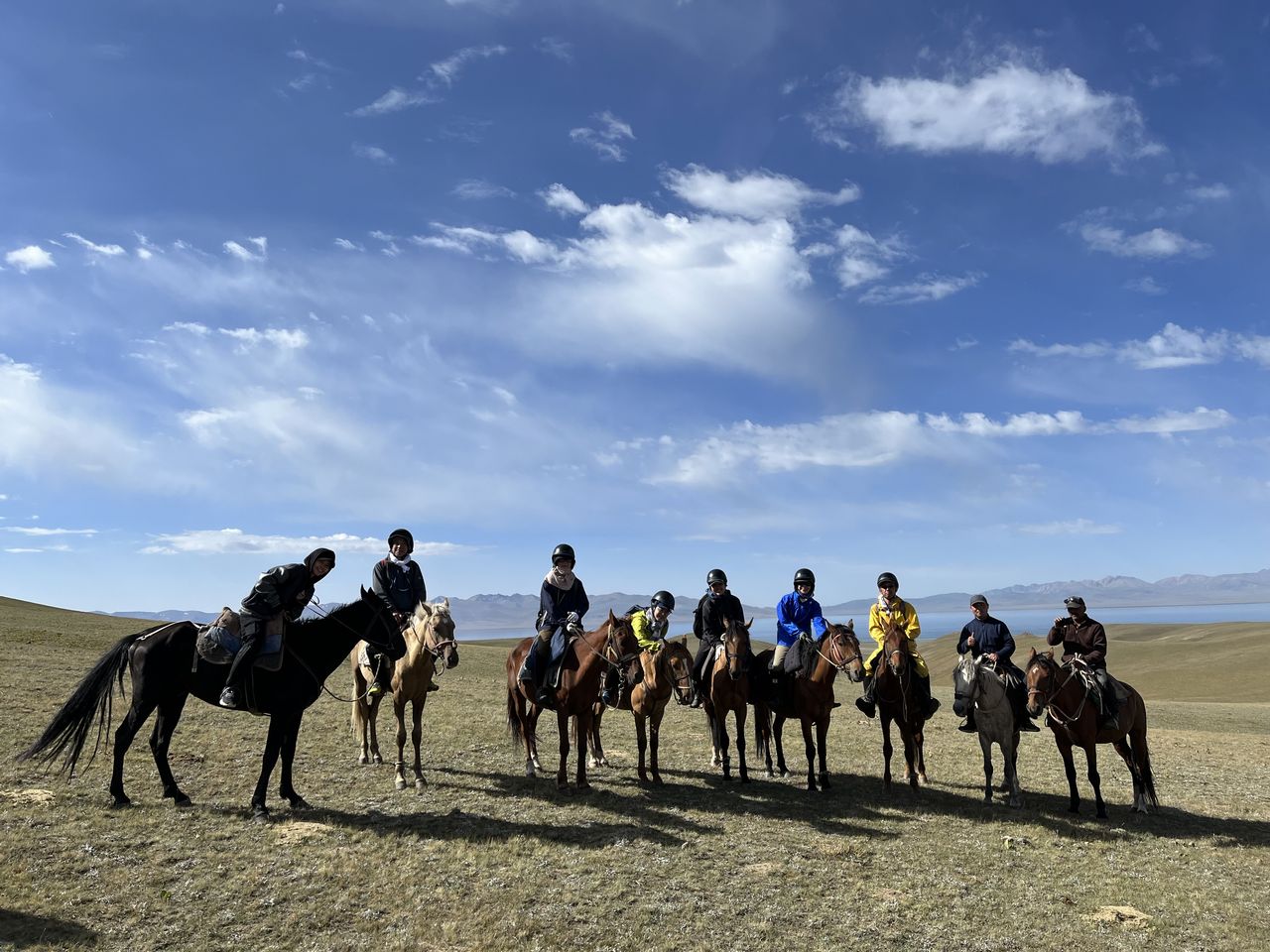 ソンクル湖を背景に騎馬隊整列