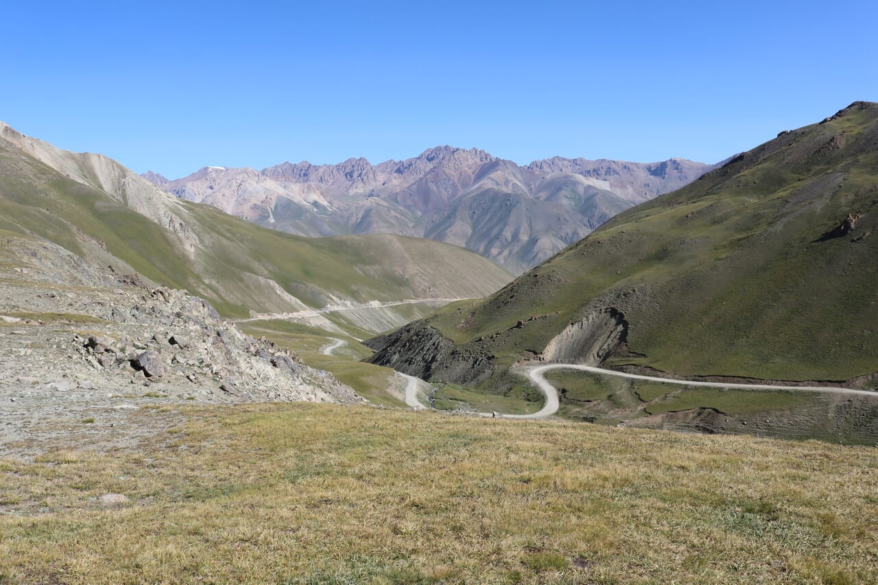 標高3,000mを越す峠。道は山を縫うように続いています