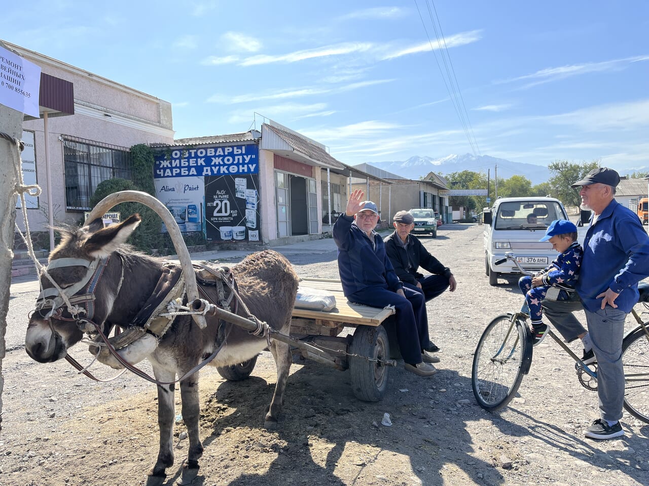 キルギスからカザフスタンへの国境の村にて