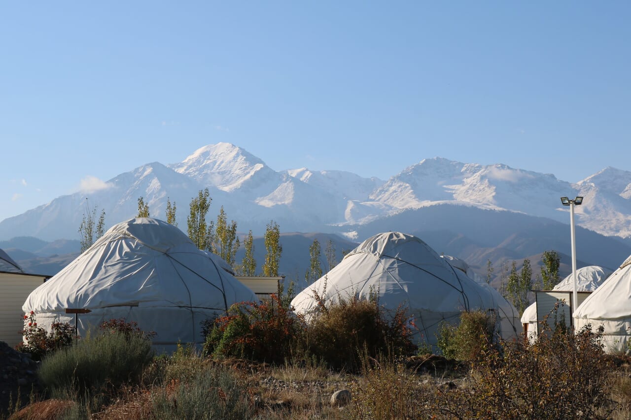 天山山脈とユルタキャンプ（キルギス　タムガ）