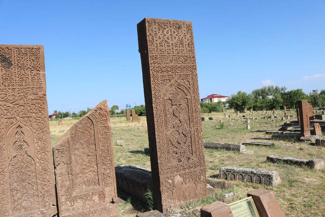 細かい彫刻のアフラットの墓石