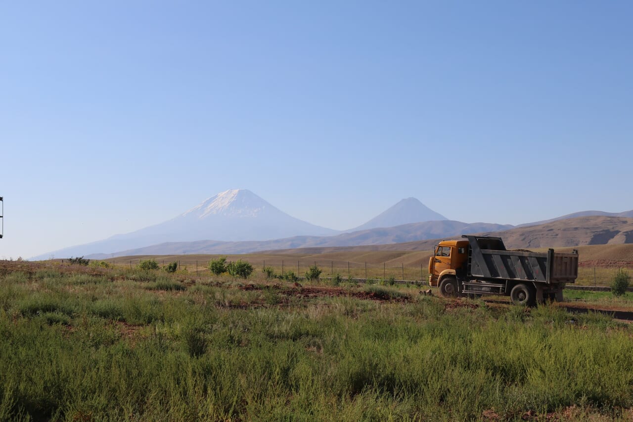 イラン側から見た大アララット山と小アララット山