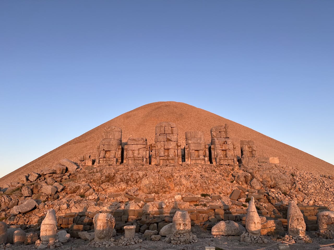 朝日を浴びたネムルート山頂にある神殿