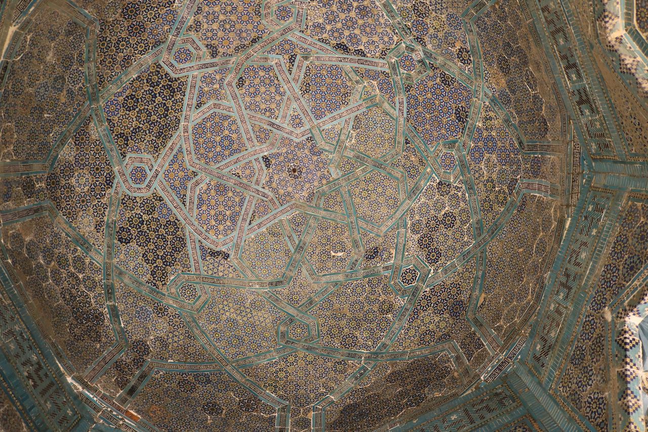 複雑な幾何学模様のドーム内側（シャーヒズィンダ廟）