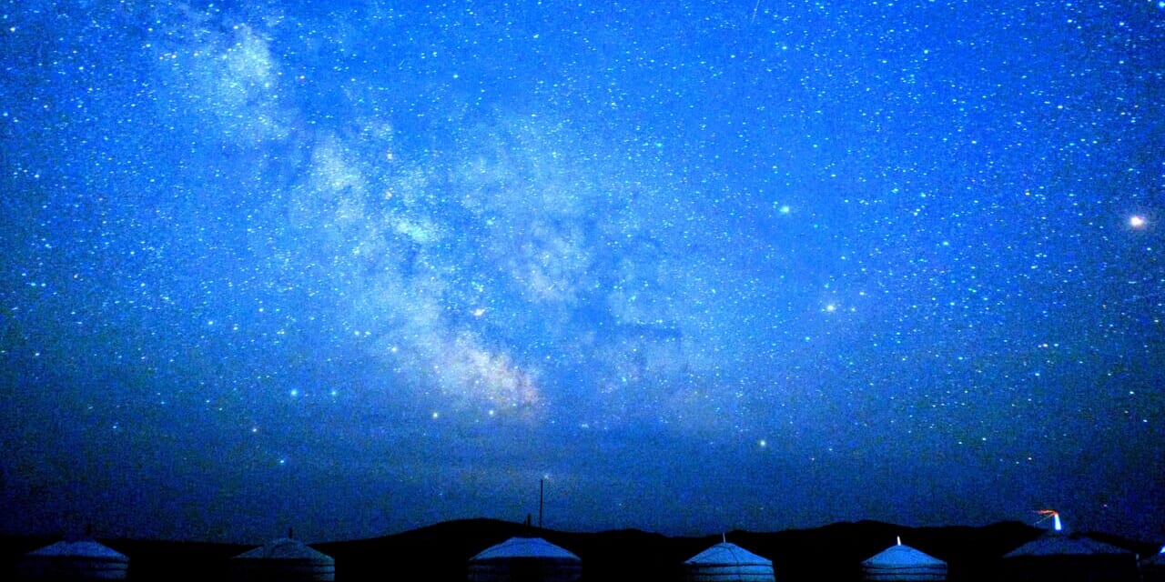 大草原で満天の星空を