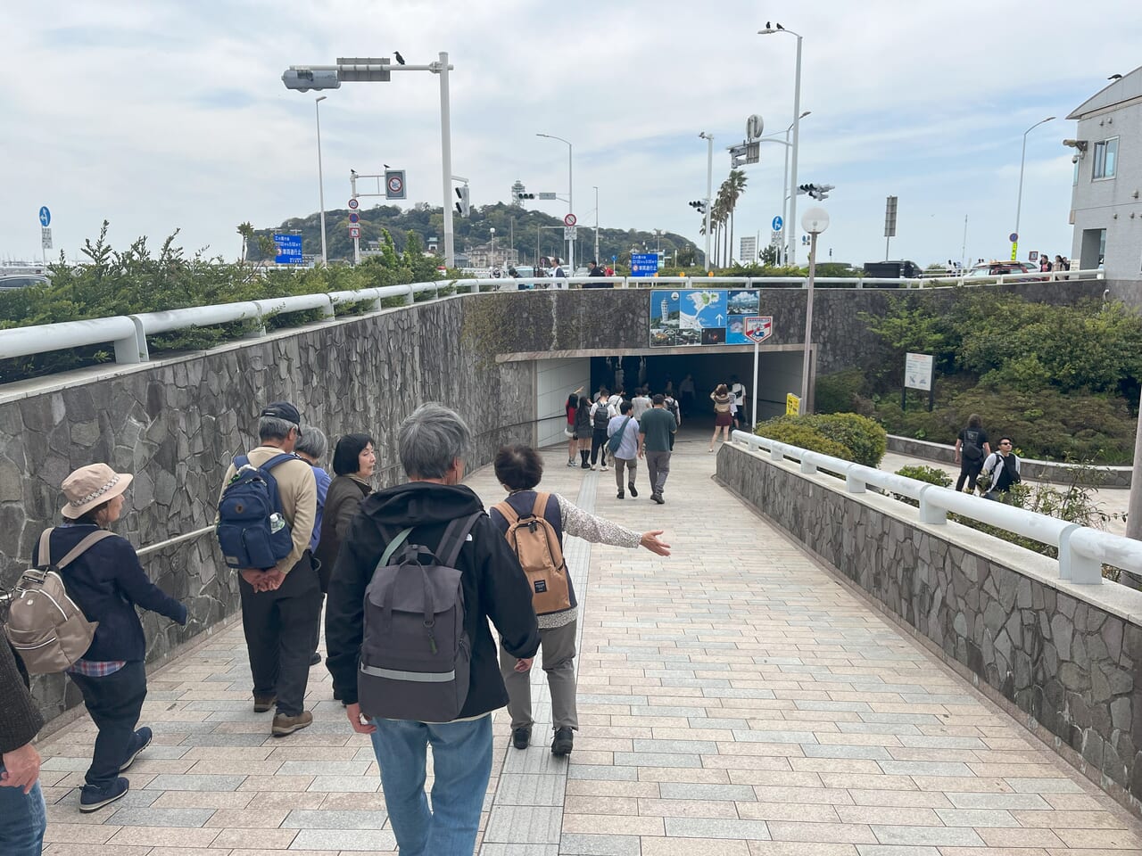 地下道をくぐって江の島大橋へ