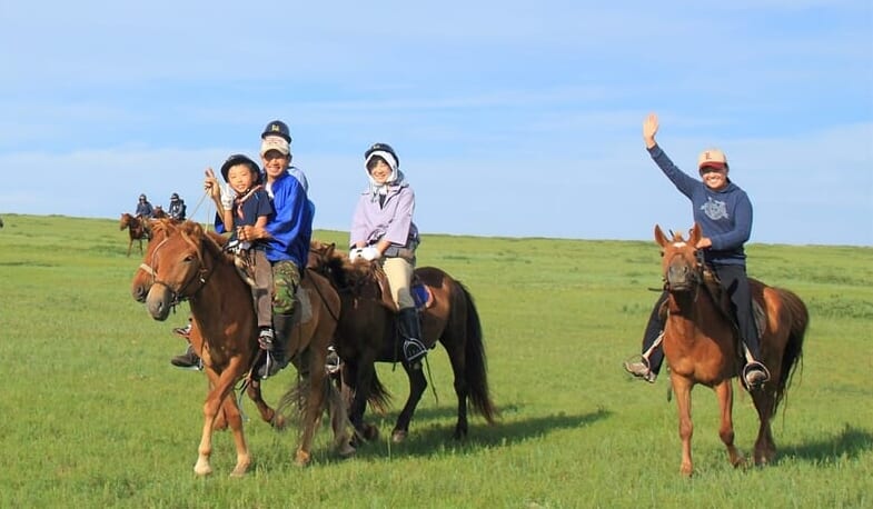 モンゴル　子供と乗馬
