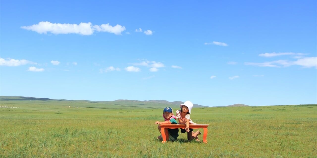 モンゴルの大草原の子供たち