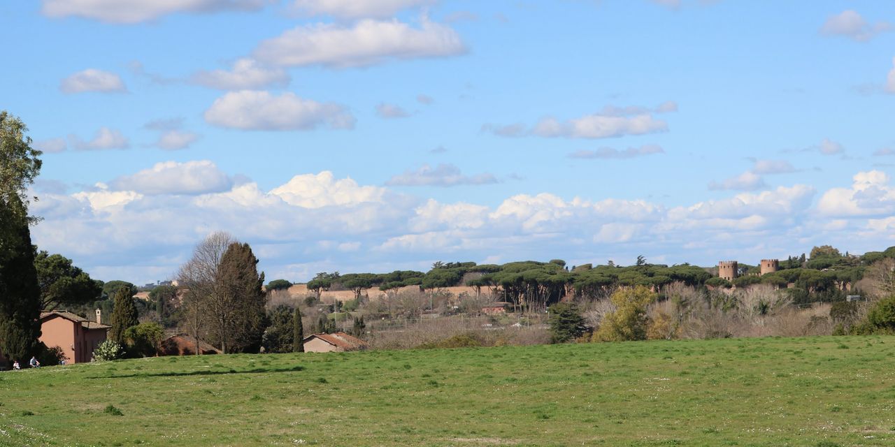 アッピア街道から遠くに見えたローマの城壁と城門