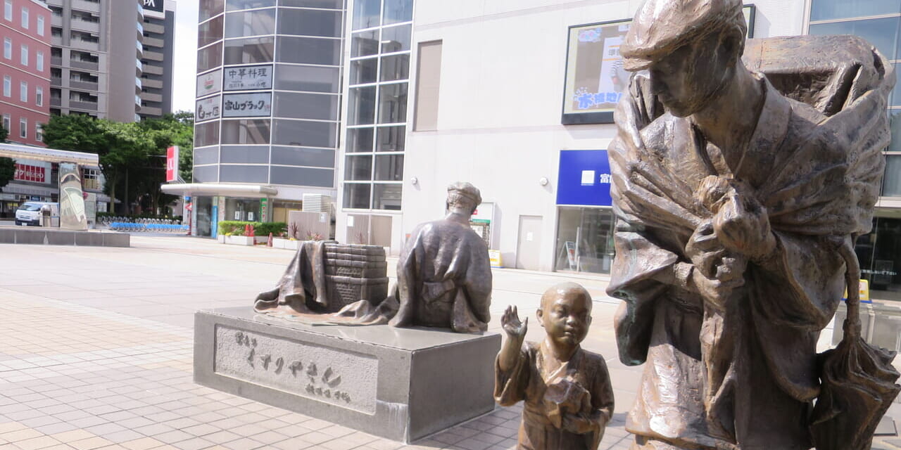 富山駅前の薬売りの銅像
