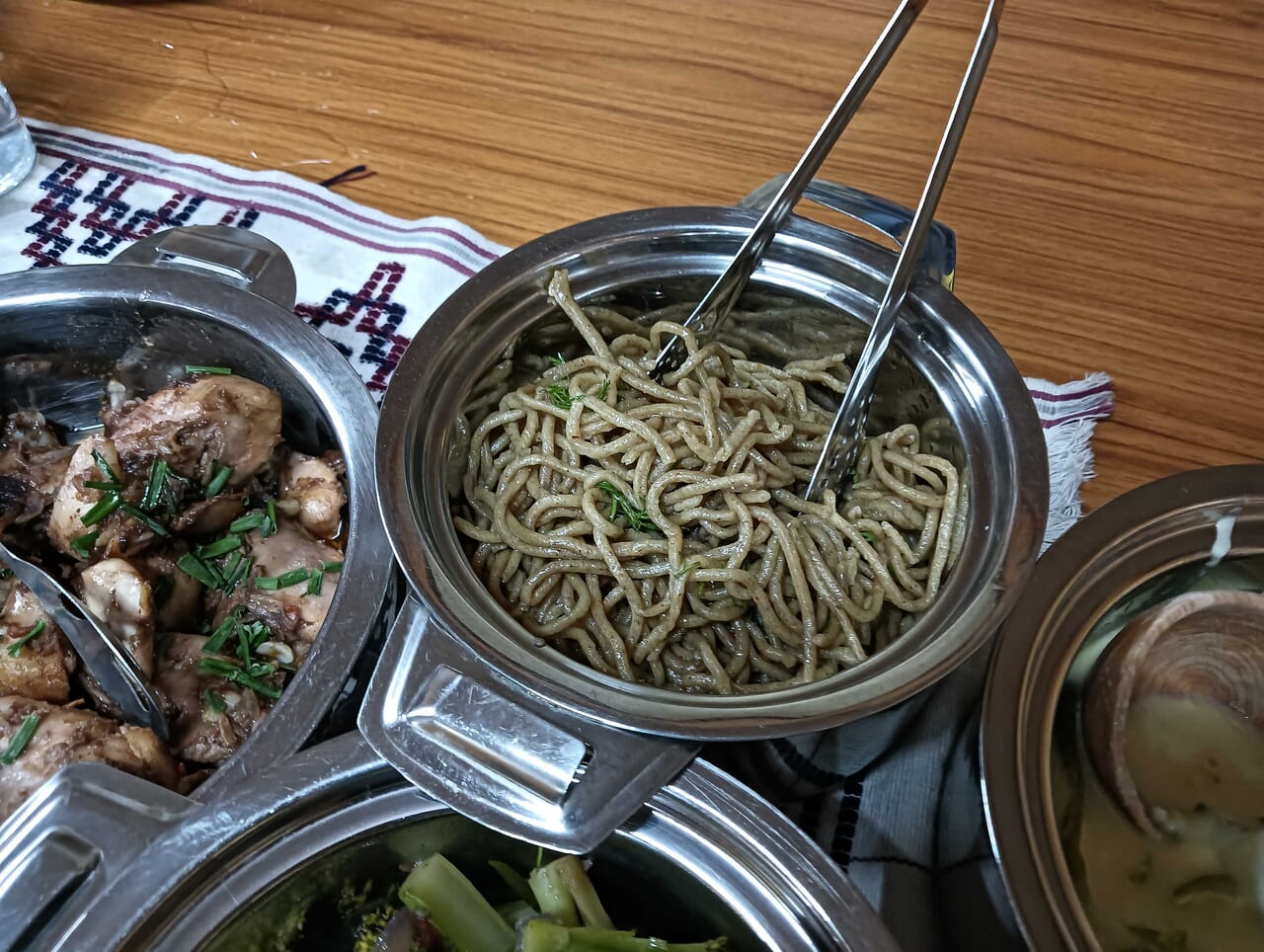 蕎麦粉で作った麺料理プタ。油そばともまぜそばとも違う独特の調理法