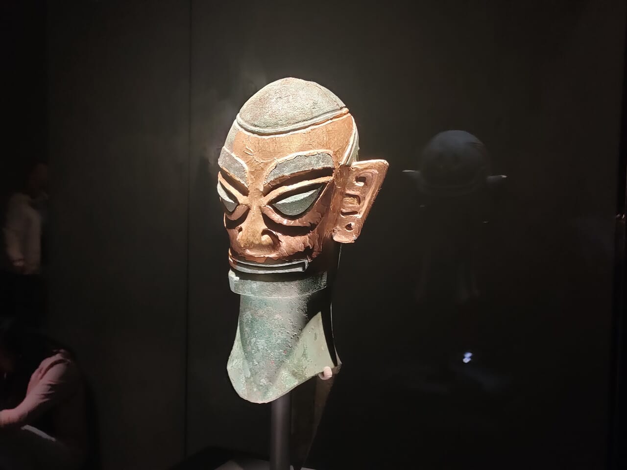 金箔のお面をつけた三星堆遺跡博物館の貼金銅人頭像