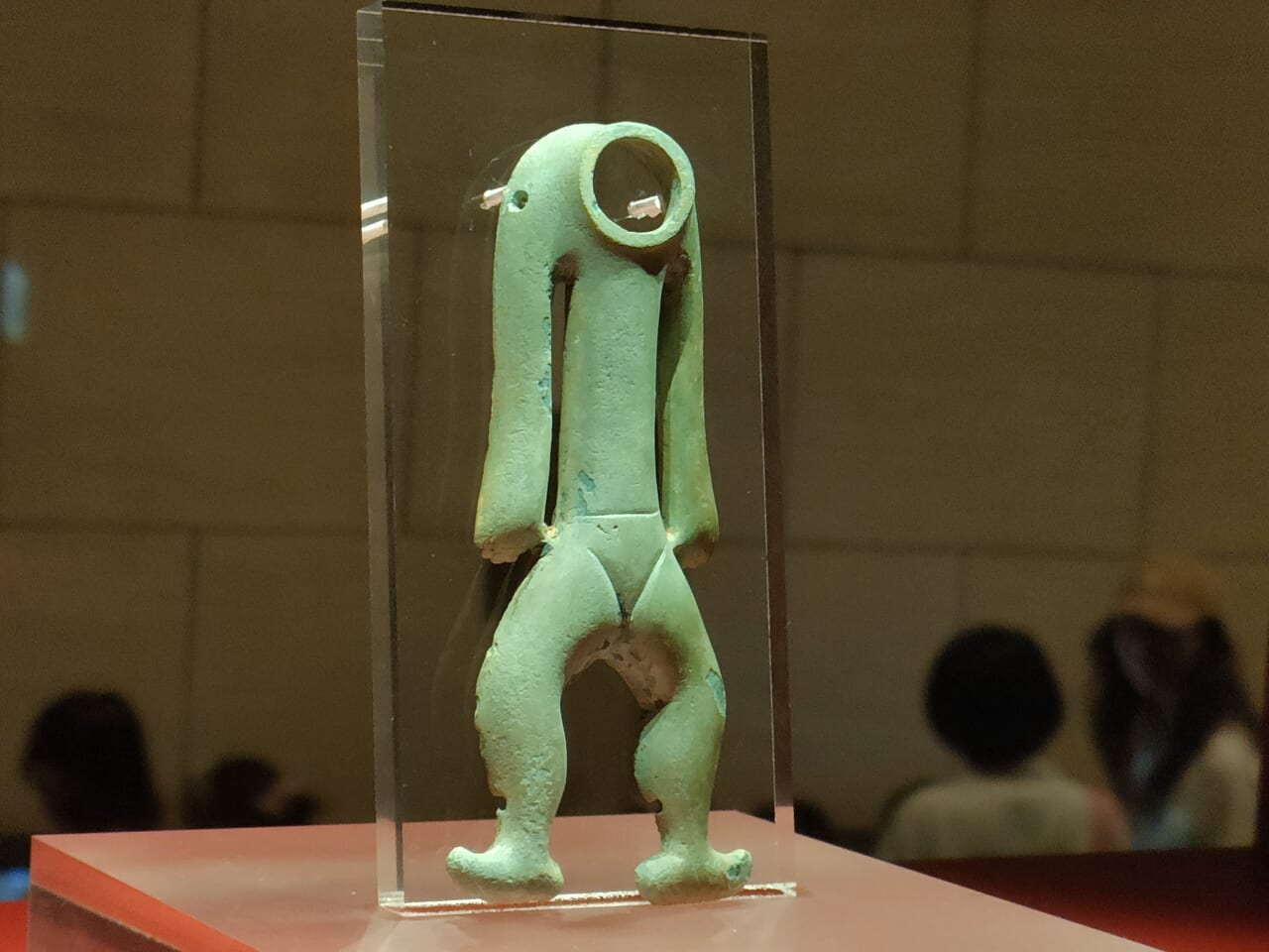 青銅製の謎の人物?像。何を意味するものなのかは不明