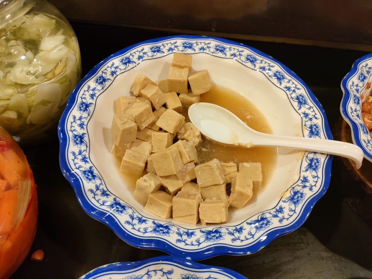 ブッフェでみつけた豆腐脳。ちょっと臭豆腐っぽい。酸味と辛味が絶妙で、お粥に合う