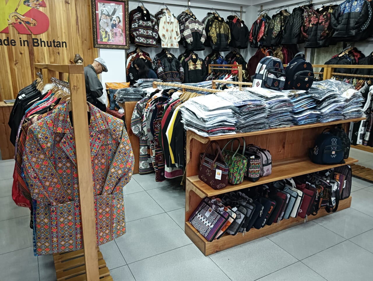 伝統の技法を取り入れた服や鞄といった布製品を売る「いまどき」のお店