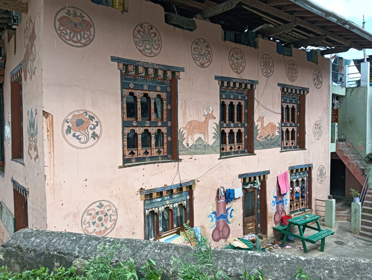 壁面には男性のシンボル「ポー」の絵が。さすが子宝の寺院の門前町