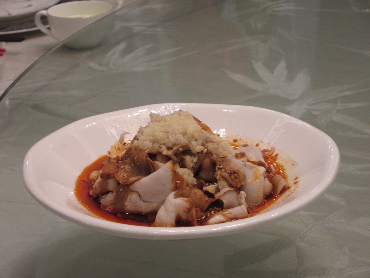 茹で豚の冷製にニンニクソースをかけた前菜は四川の名物のひとつ