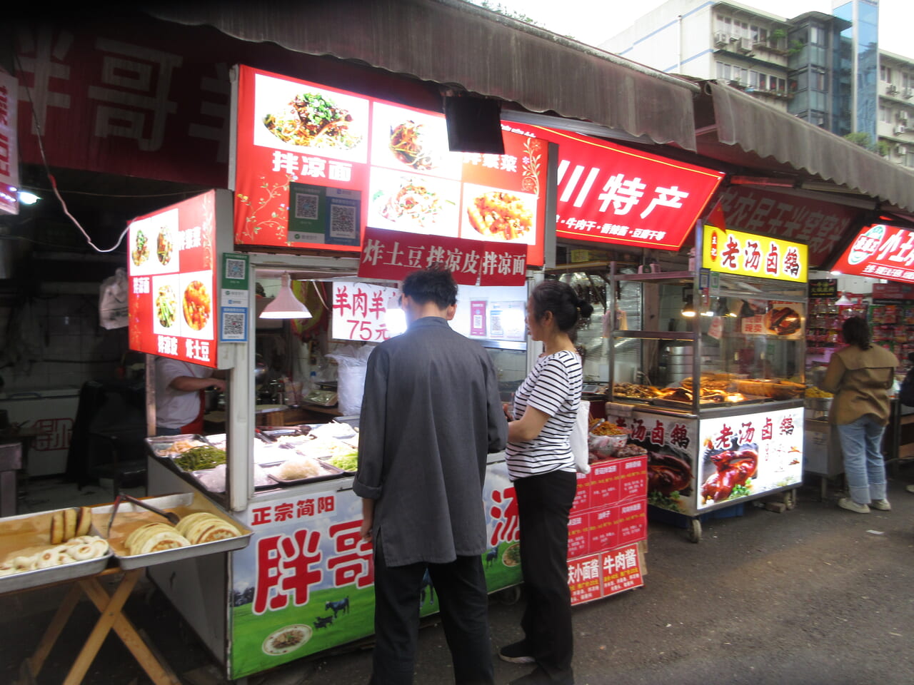 今晩のお惣菜を買っているのかな?典型的なお総菜屋さんの風景