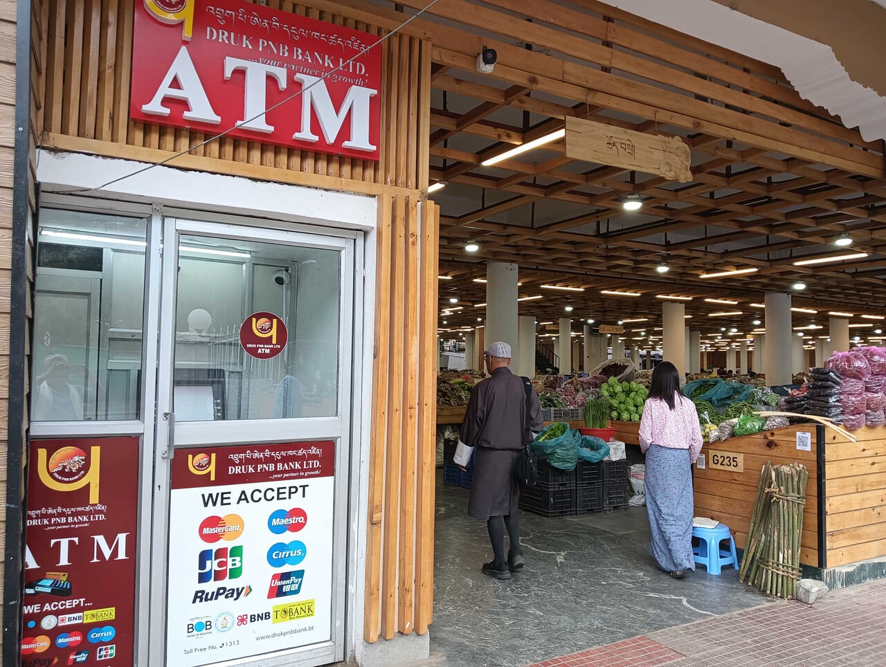 市場の入口のひとつにはATMが