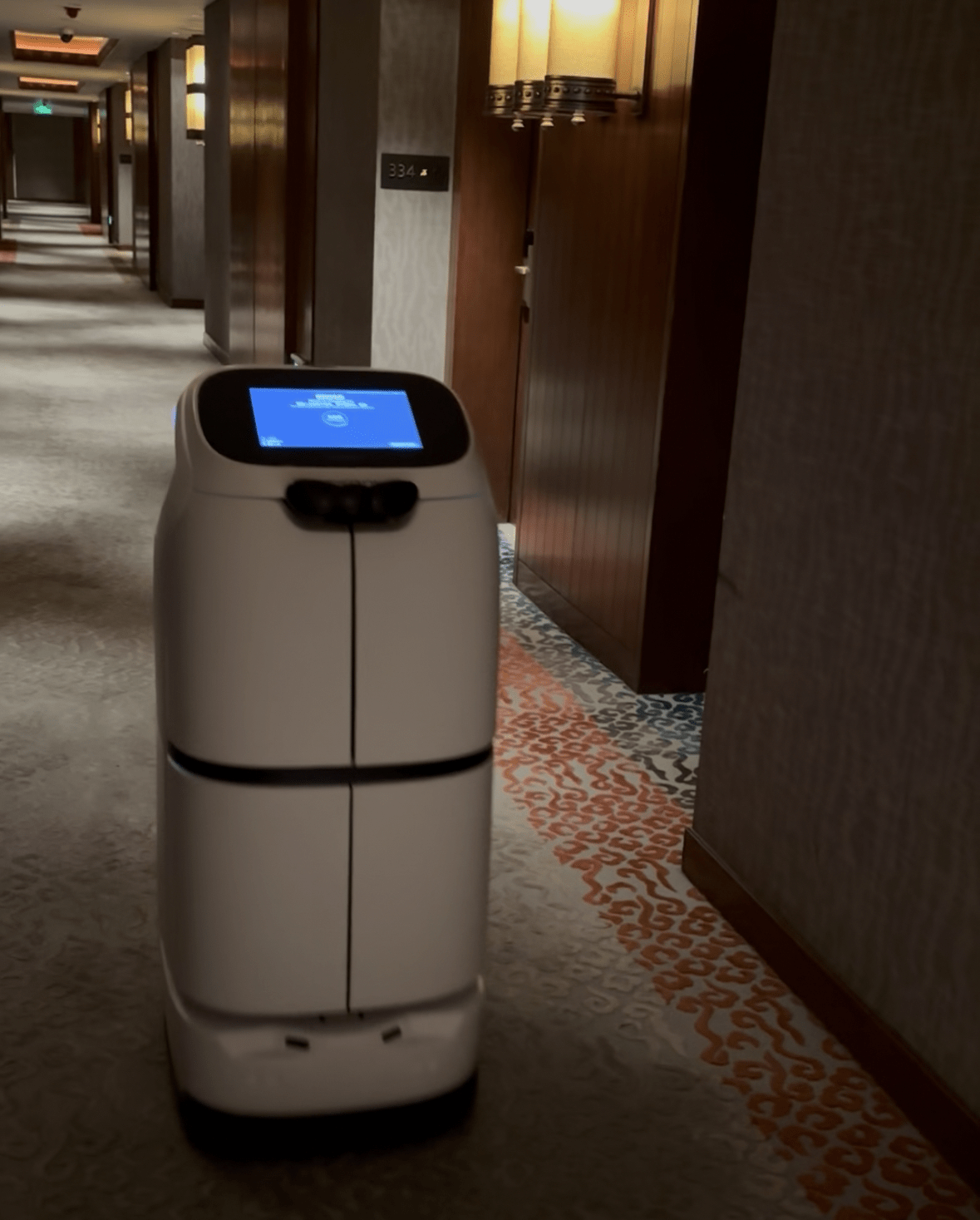 ホテルの廊下でよくすれ違った働き者のロボット