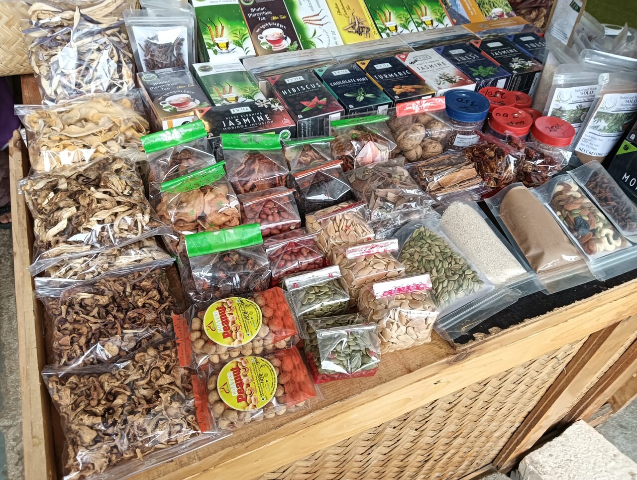 ひまわりの種や乾燥きのこはちょっとしたお土産になる。(カジャ・トムにて)