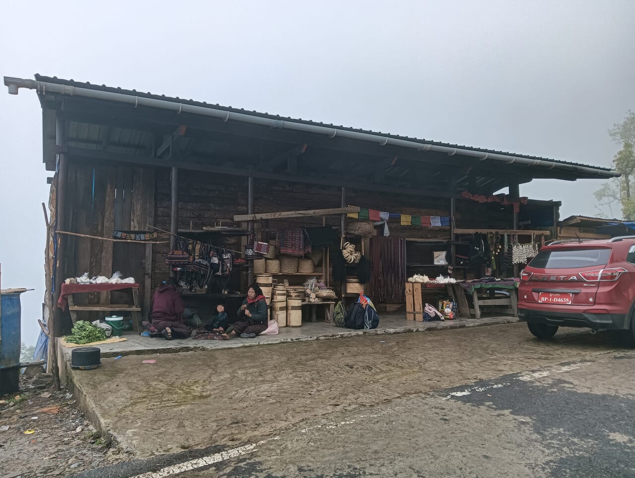 こういう店では、手作りの竹細工が手に入ります。竹を編んだお弁当箱やバターを入れるわっぱ等、お菓子入れになるかも
