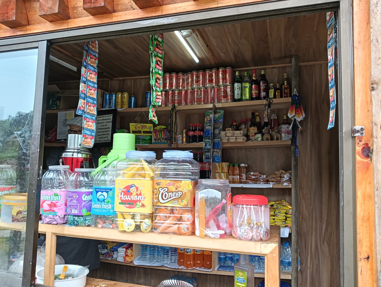 峠の商店。昭和の駄菓子屋さんの雰囲気があります。ブータンやネパール、インドのお菓子はいかが?